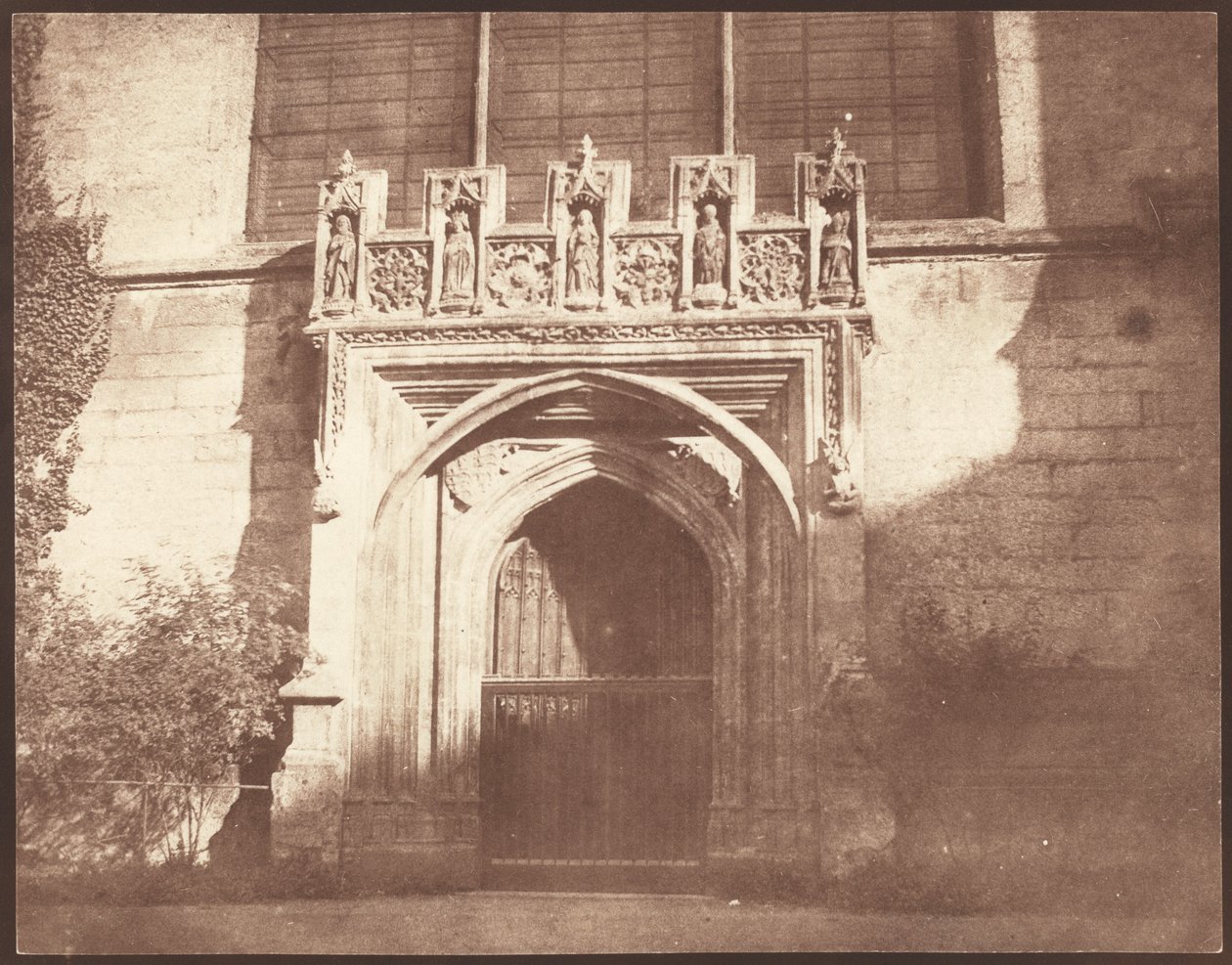 Uma porta antiga no Magdalen College, Oxford, abril de 1843 (foto) de William Henry Fox Talbot