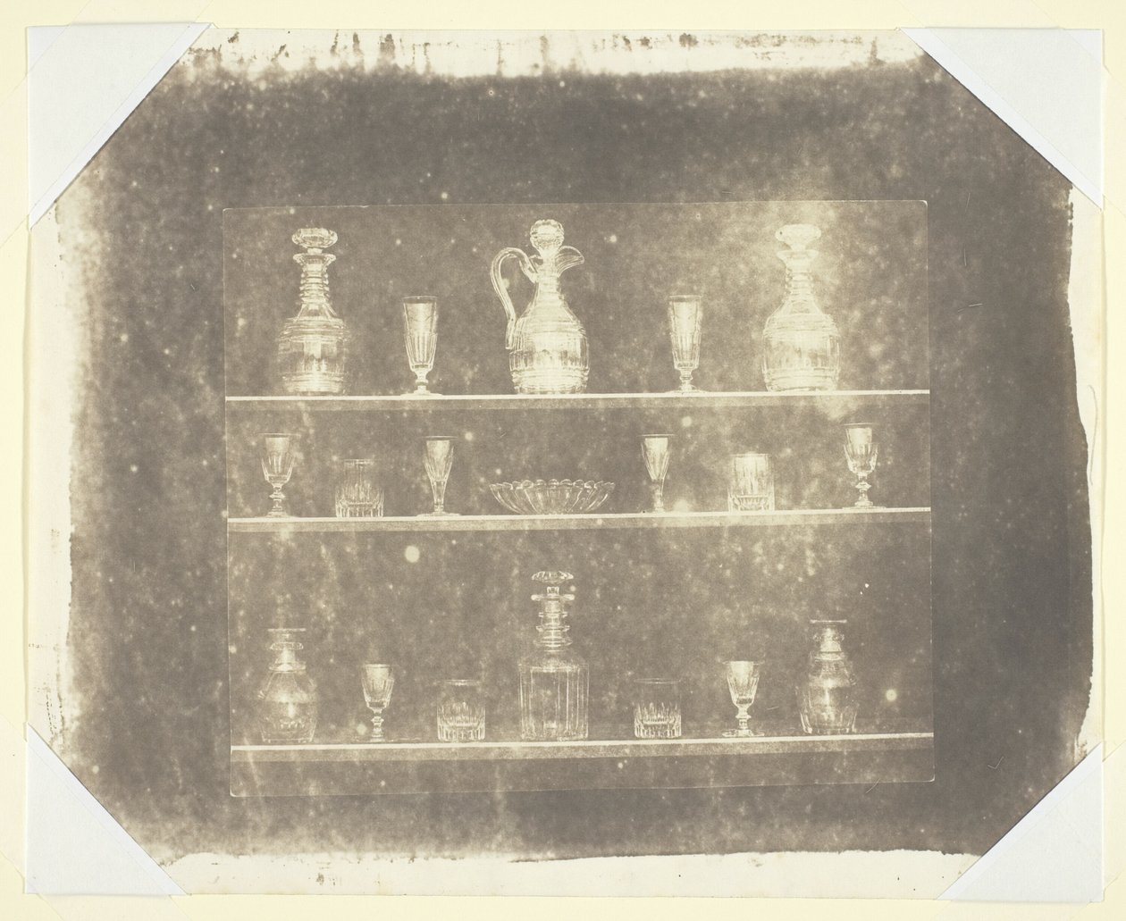 Artigos de vidro em três prateleiras de William Henry Fox Talbot