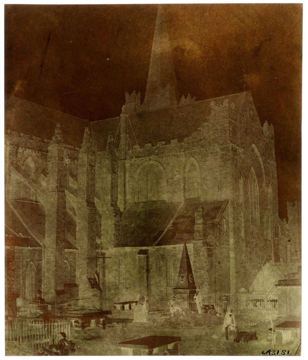 Quatro homens no cemitério da Catedral de São Patrício, Dublin (Paper Negative-Camera) de William Henry Fox Talbot