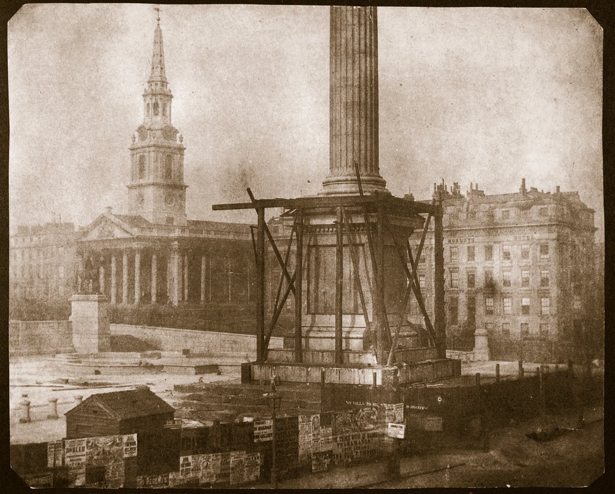 Coluna de Nelson em construção, c.1841 (impressão em papel salgado do negativo do calotipo) de William Henry Fox Talbot