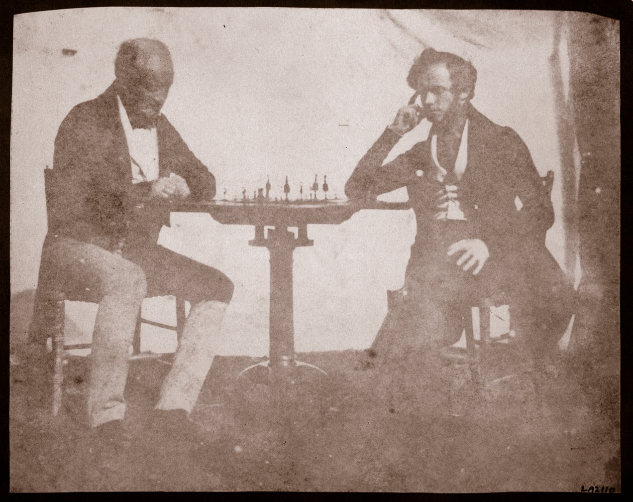 Nicolaas Henneman contempla sua jogada em um jogo de xadrez, em setembro de 1841 (impressão em papel salgado do negativo do calótipo) de William Henry Fox Talbot