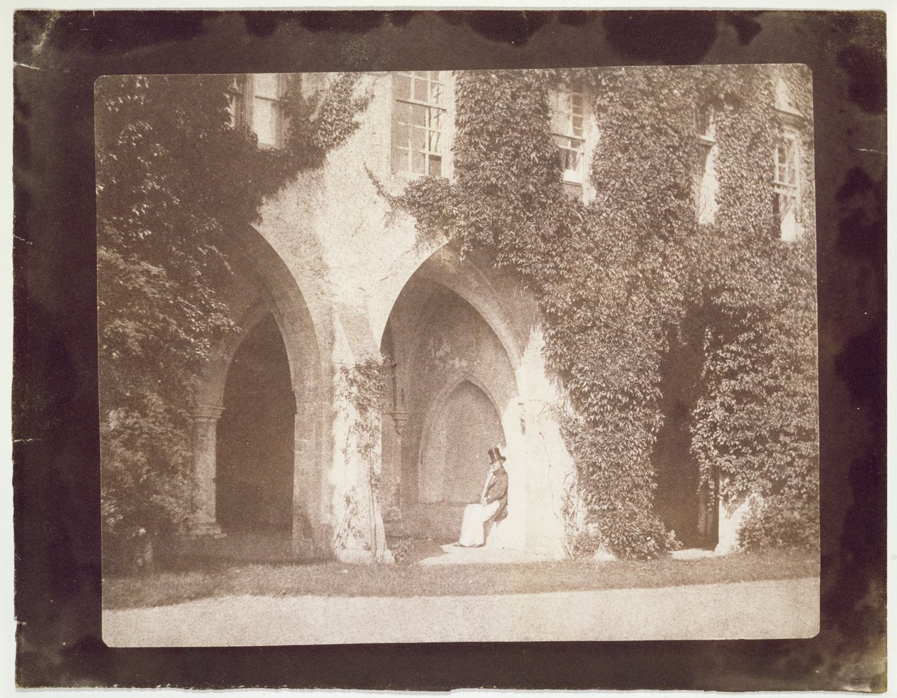 Reverendo Calvert Jones sentado nos Claustros, Abadia Laycock, c.1847 (impressão em papel salgado de calótipo negativo) de William Henry Fox Talbot