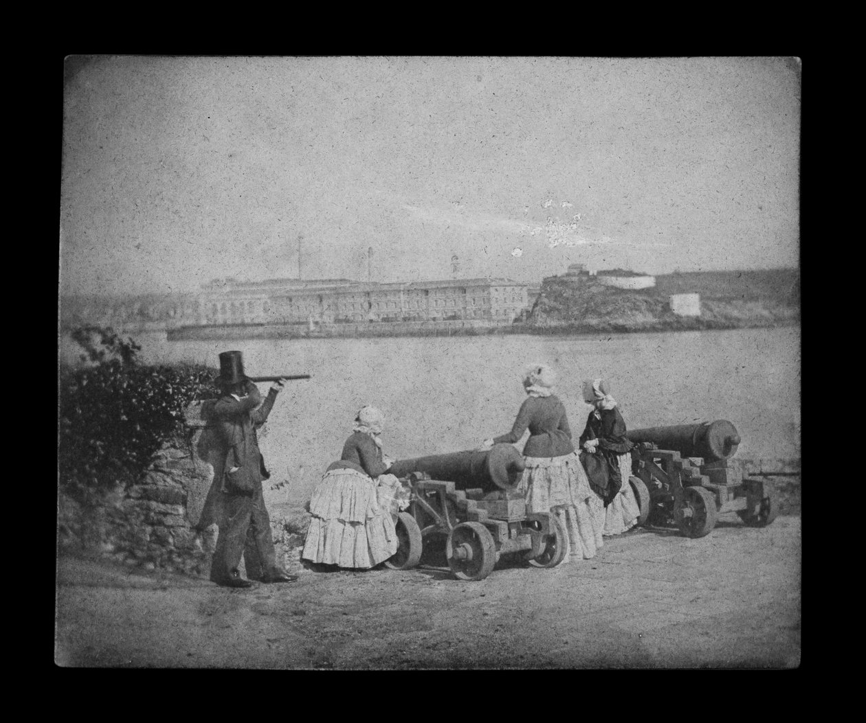 Royal William Victualling Yard, Plymouth, a partir do Monte Edgecombe. Ficheiro digital invertido para criar um positivo a preto e branco. de William Henry Fox Talbot