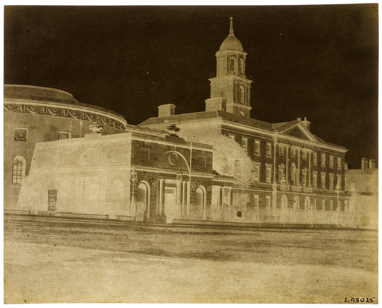 The Lying-In Hospital and New Assembly Rooms with Rotunda, Dublin (Paper Negative-Camera) de William Henry Fox Talbot