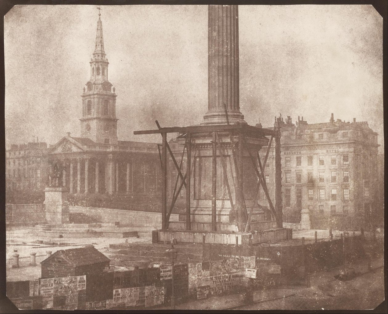 A Coluna de Nelson em Trafalgar Square em construção de William Henry Fox Talbot