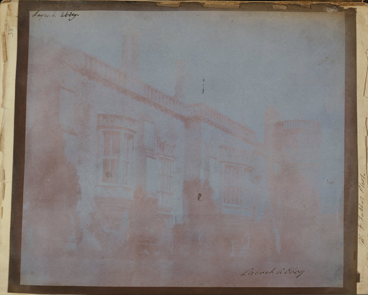 A frente sul da Abadia de Lacock com a Torre de Sharington de William Henry Fox Talbot