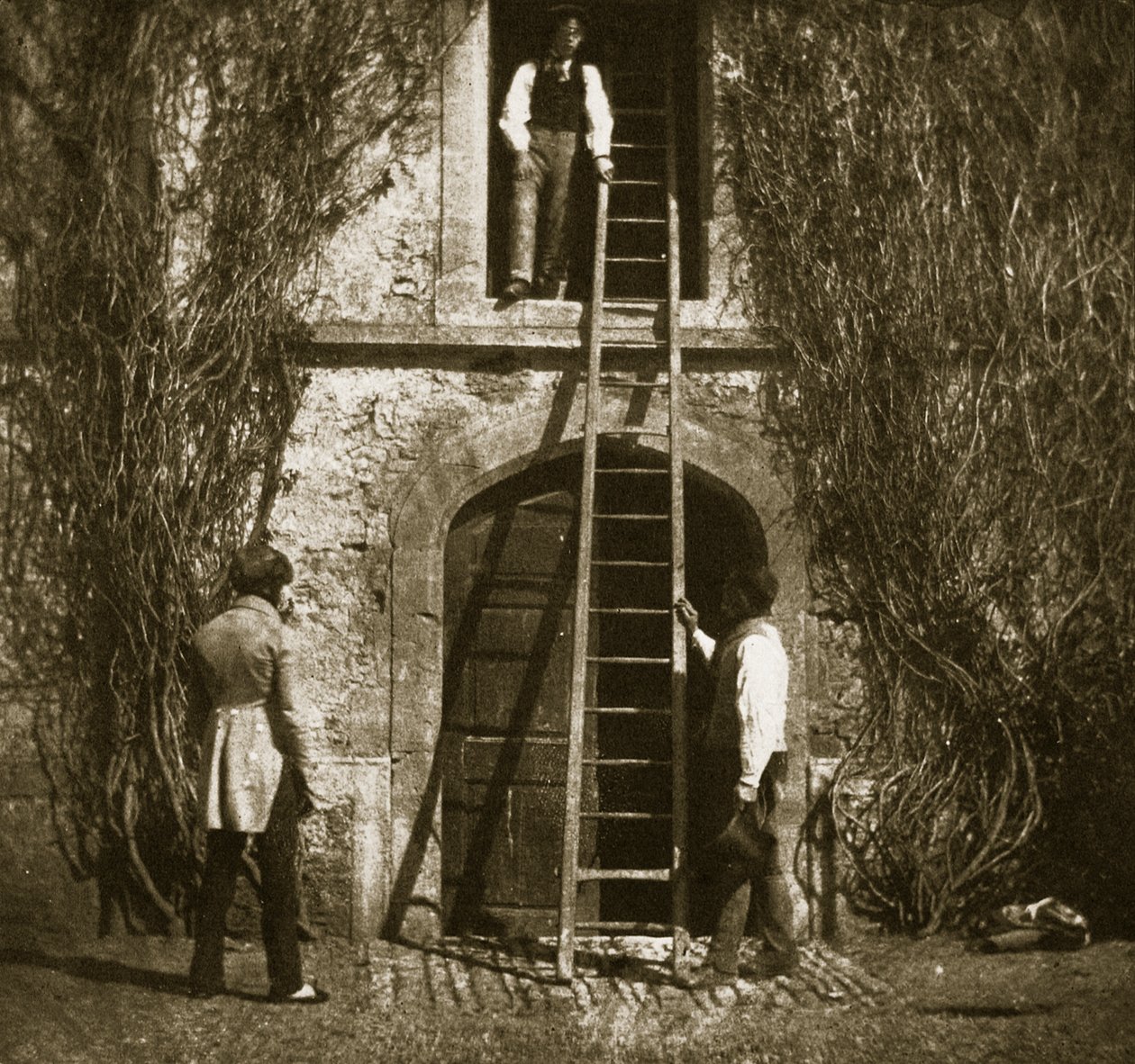 A escada, abril de 1844 (impressão em papel salgado do negativo do calotipo) de William Henry Fox Talbot