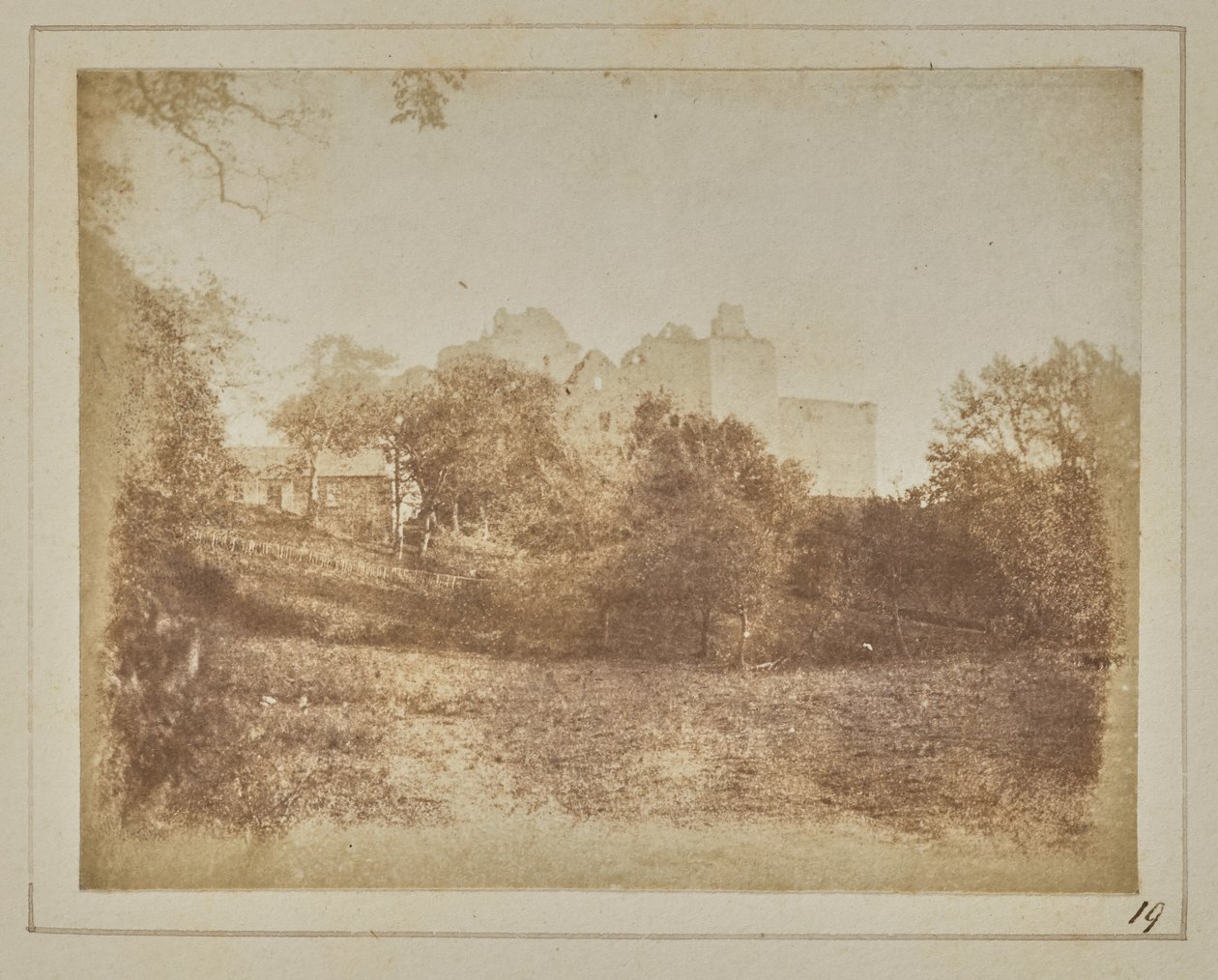 O mesmo visto do outro lado [Castelo de Doune] de William Henry Fox Talbot