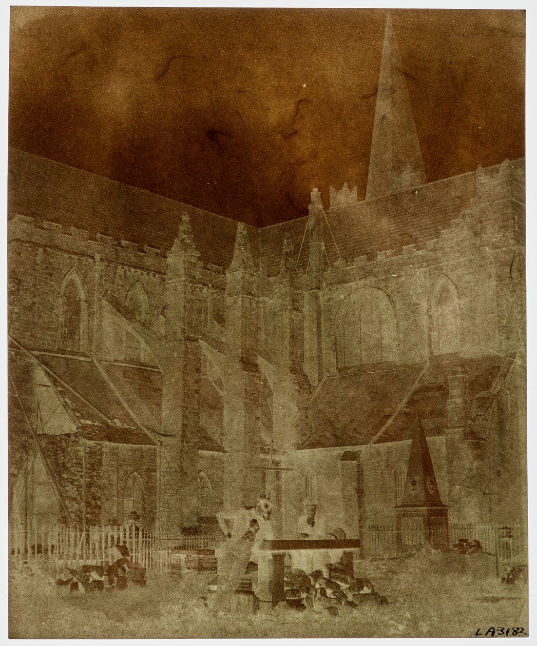 Dois homens posam no cemitério da Catedral de São Patrício, Dublin (Paper Negative-Camera) de William Henry Fox Talbot