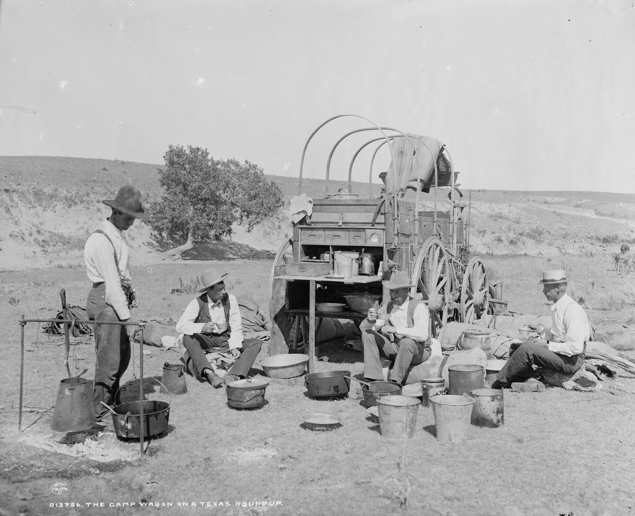 Carrinha de campismo numa caravana no Texas, c.1900 (foto a p/b) de William Henry Jackson