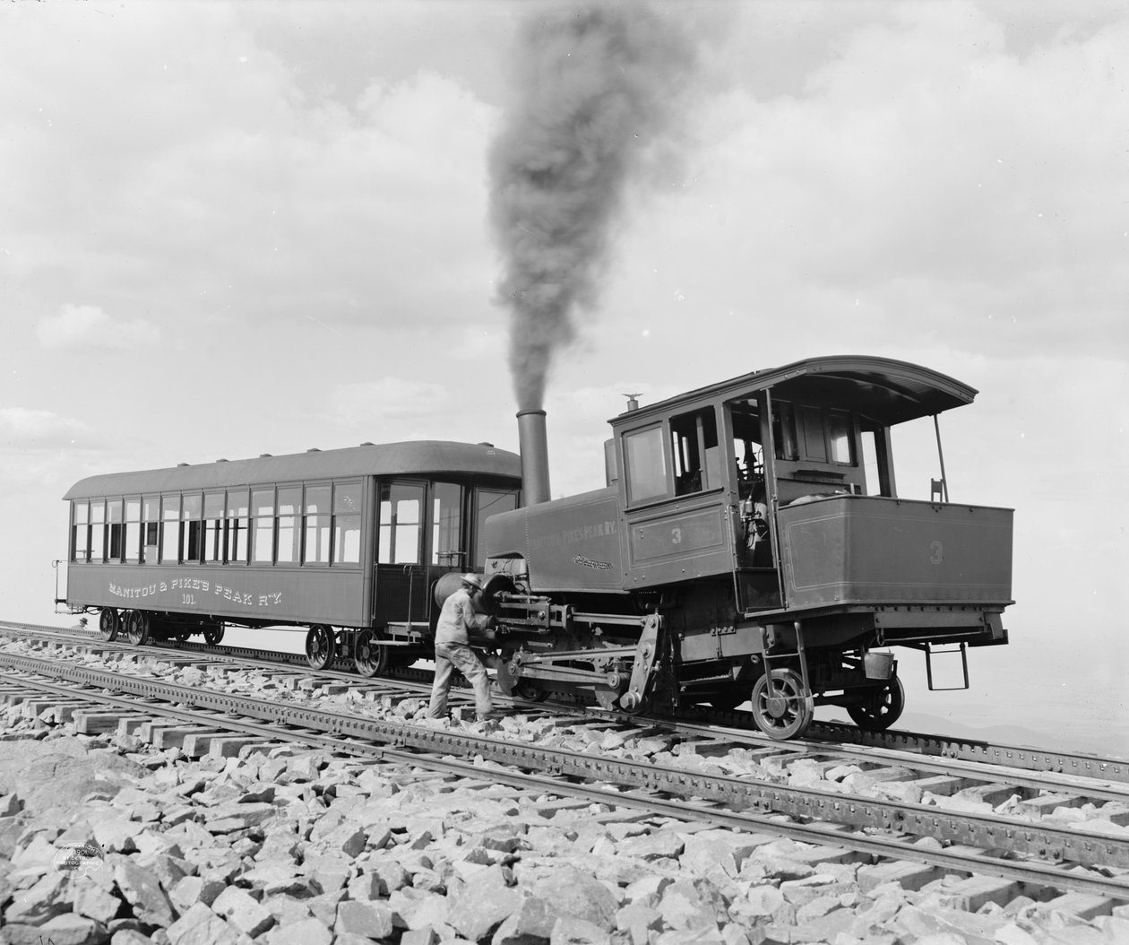 Trem de roda dentada em Summit of Pike&39;s Peak, Manitou e Pike&39;s Peak Railway, c.1901 (foto p - b) de William Henry Jackson