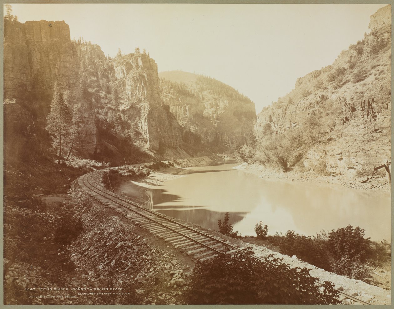Echo Cliffs, garganta do rio grande, extensão de Glenwood, Colorado, 1885. de William Henry Jackson