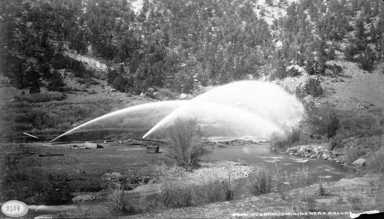 Mineração hidráulica perto de Dallas, c.1882-1900 de William Henry Jackson