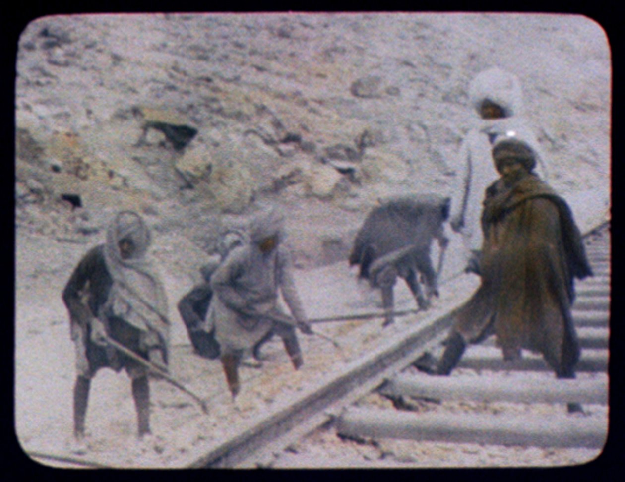 Trabalhadores indianos construindo linhas ferroviárias, 1880 (foto colorida à mão) de William Henry Jackson