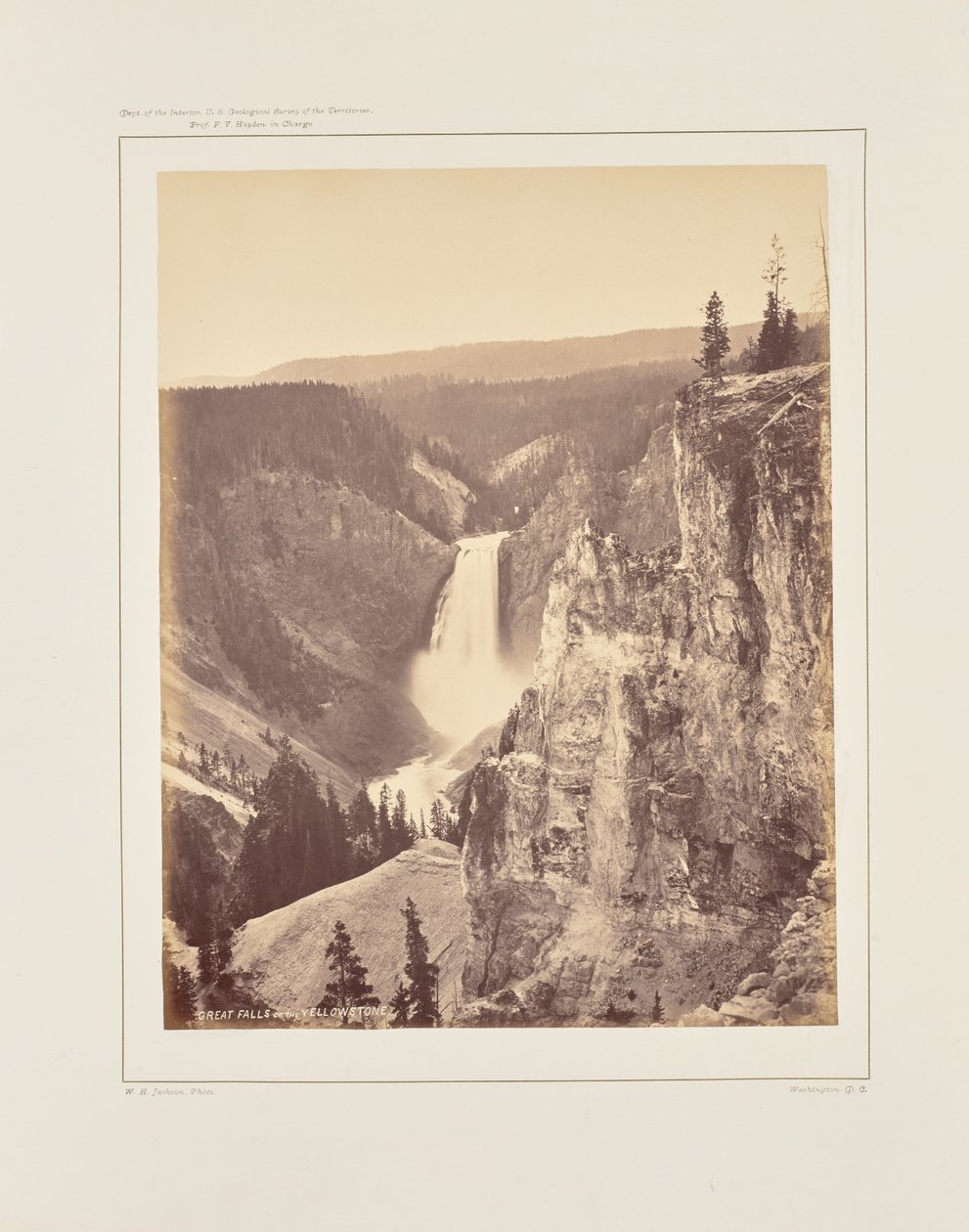 Cataratas inferiores do Yellowstone, vista distante de William Henry Jackson
