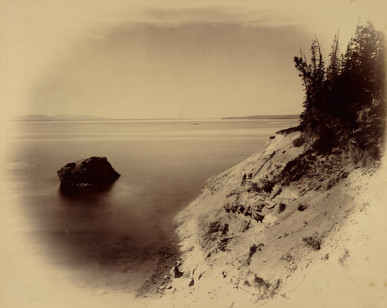 [Paisagem ocidental não identificada com lago e grande rochedo ao largo] de William Henry Jackson