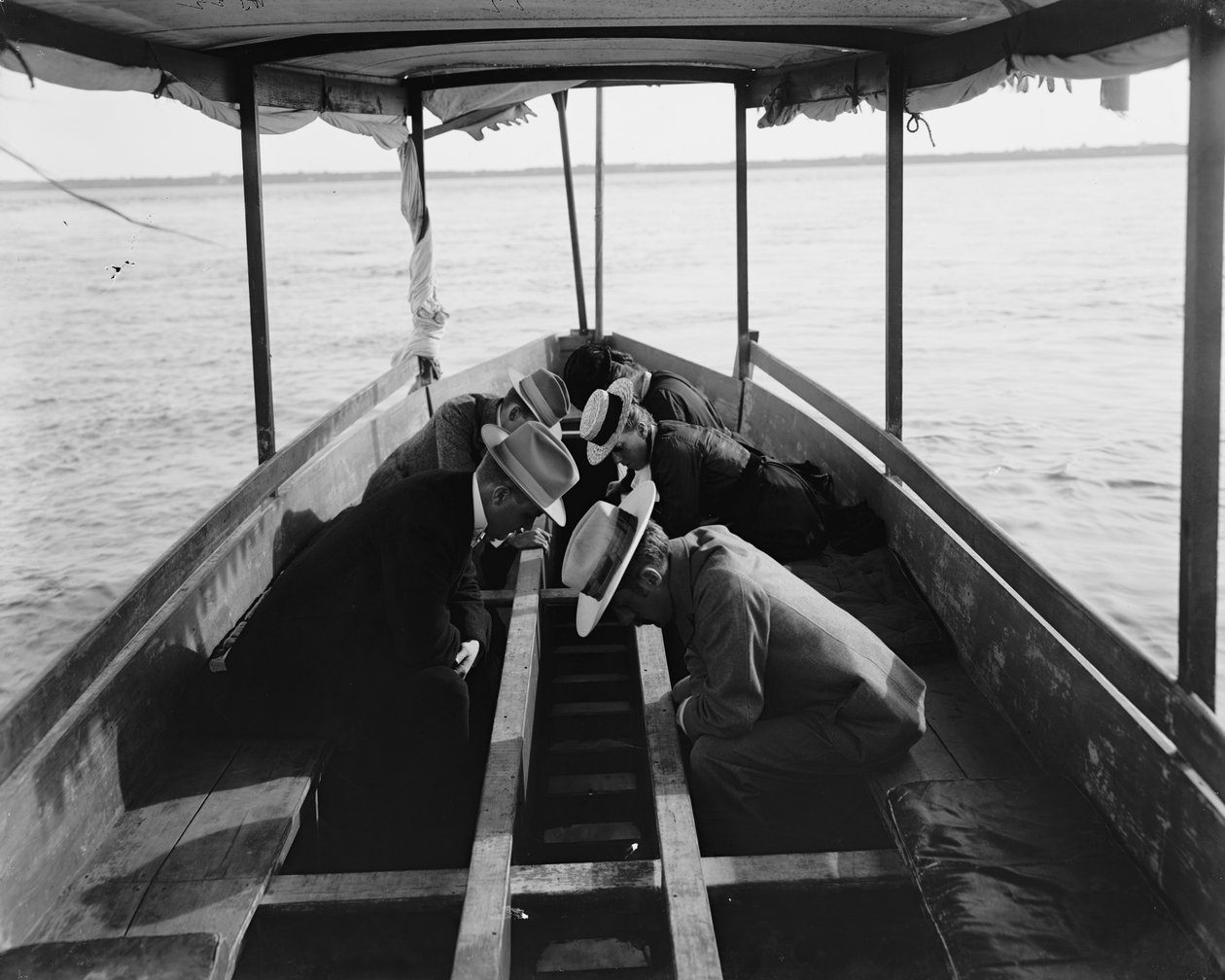Vendo os jardins marinhos através do fundo do barco, Nassau, Bahamas, 1900 de William Henry Jackson