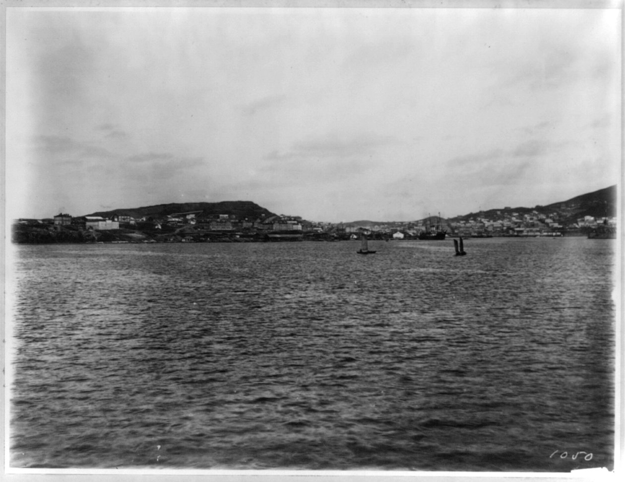 Vladivostok - vista panorâmica do porto de William Henry Jackson