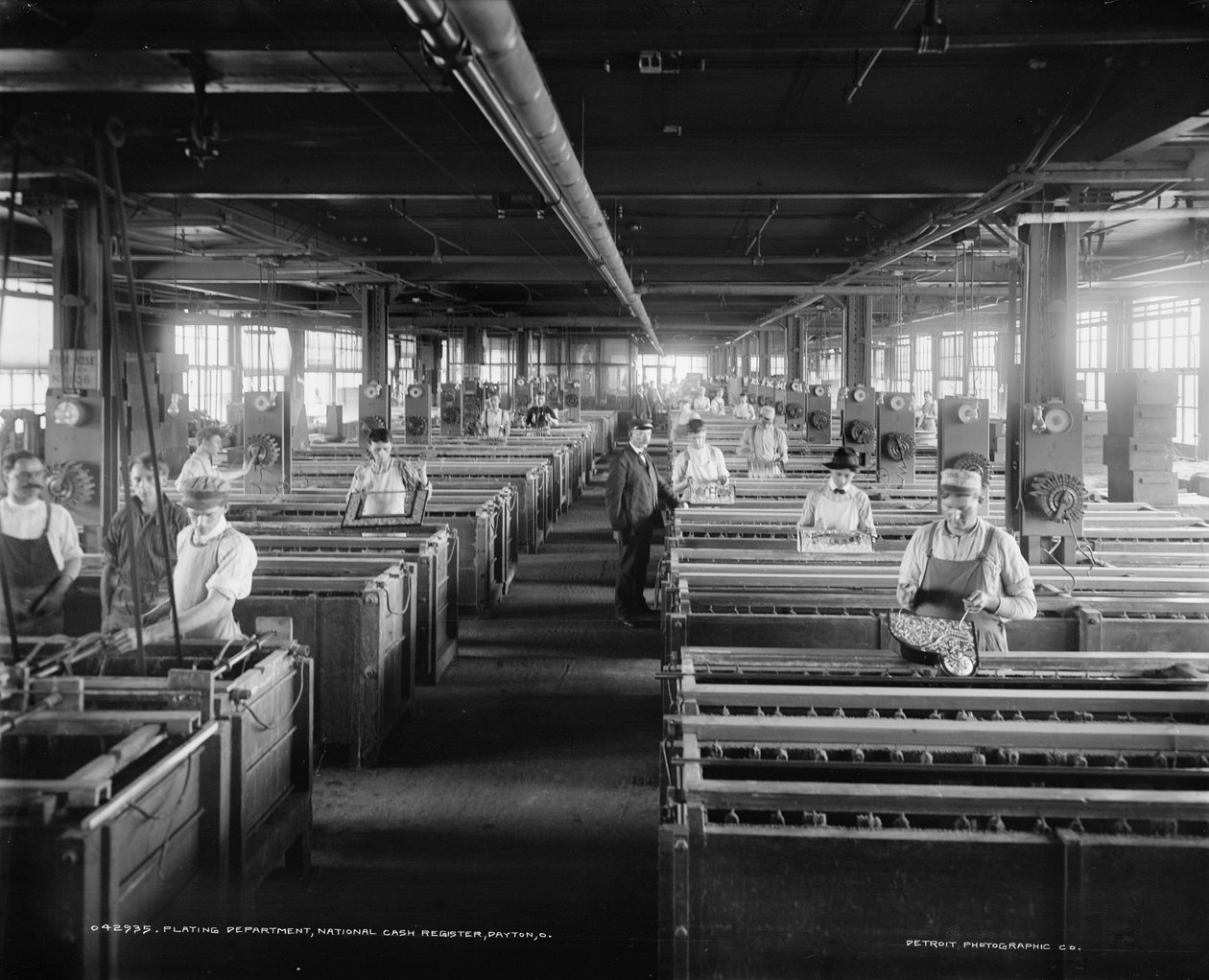 Trabalhadores do Departamento de Plating, National Cash Register Company, Dayton, Ohio, EUA, c.1902 (foto a p/b) de William Henry Jackson