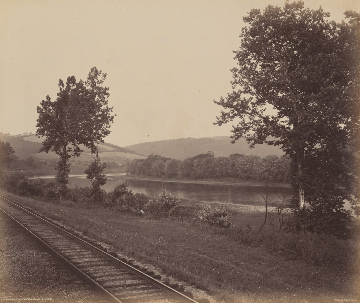 Vista leste da Pedra de Pé,c. 1895 (foto) de William Herman Rau