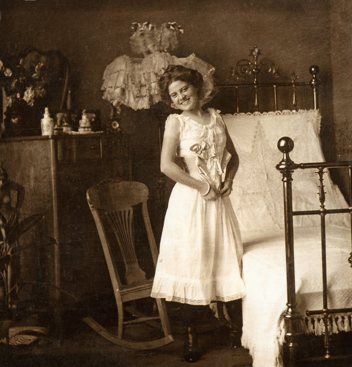 &39;Oh That Corset&39; &39;Depois da ópera&39;, c.1900 (foto sépia) (ver também 473262) de William Herman Rau