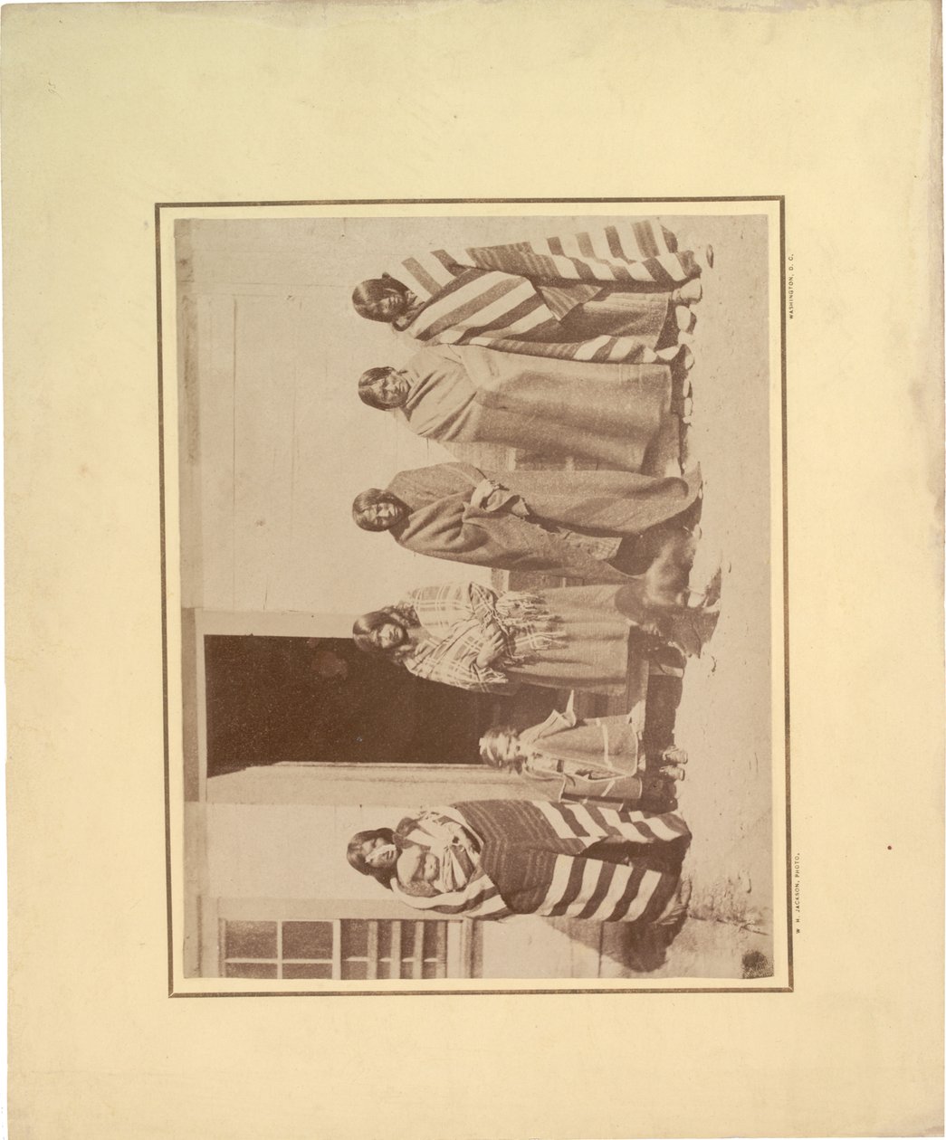Grupo de cinco mulheres nativas americanas com menina e bebê, 1871 (foto sépia) de William Hicks Jackson
