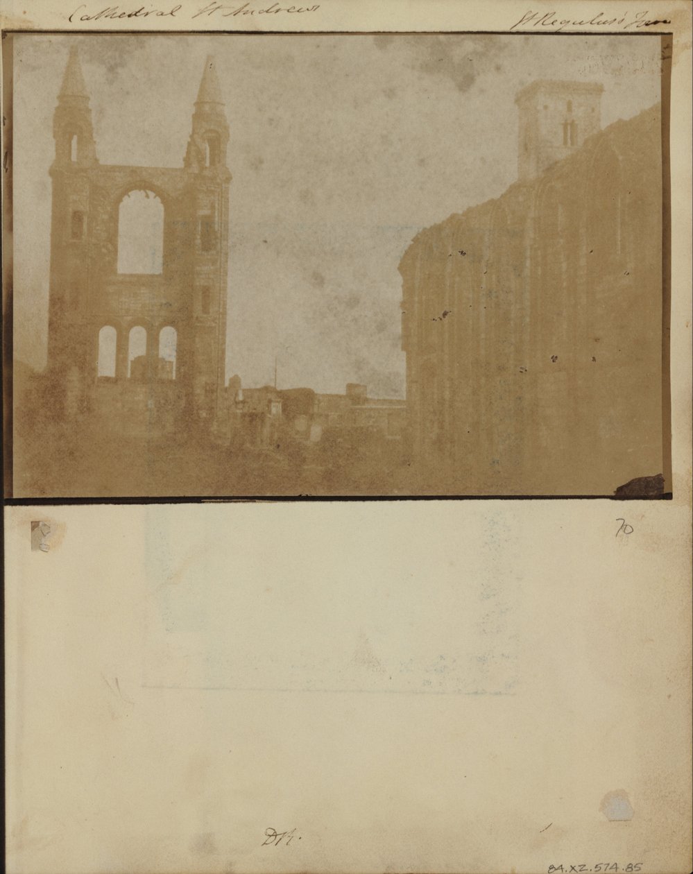 O frontão leste e o corredor sul da Catedral de St. Andrews com a Torre de St. Regulus, do noroeste. de William Holland Furlong