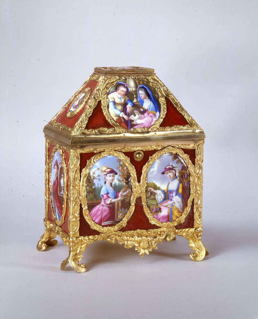 O caixão George III contém um relógio de bordo à maneira de James Cox, c.1770 (metal dourado, esmalte e verre-eglomise) (ver também 741846) de William Hopkins Craft