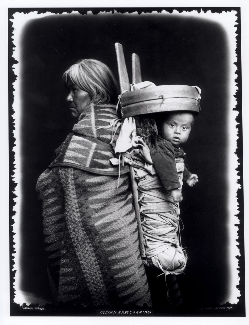 Navaho mulher carregando um papoose nas costas dela, c.1914 (bw foto) de William Carpenter