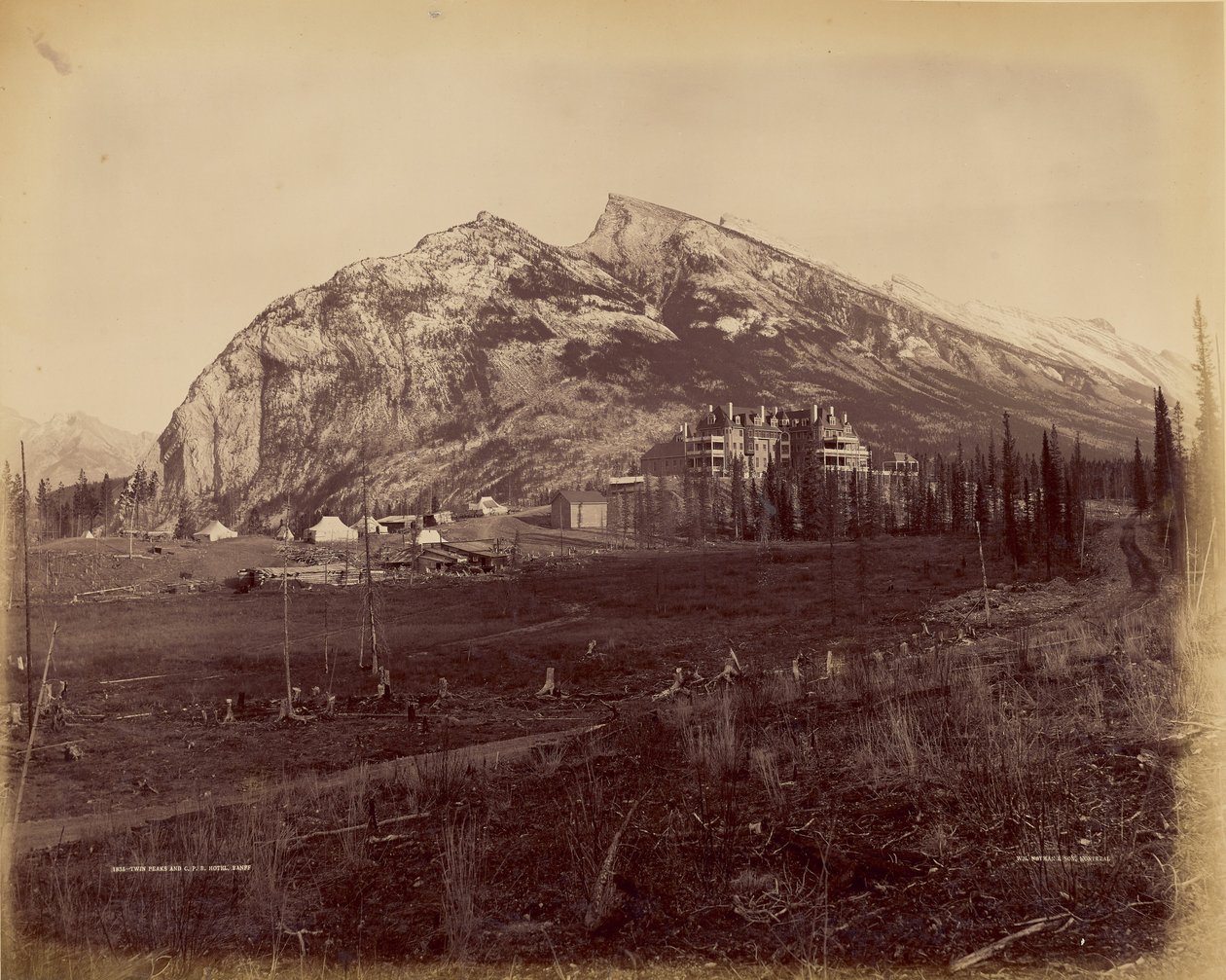 Twin Peaks e C.P.R. Hotel, Banff de William McFarlane Notman