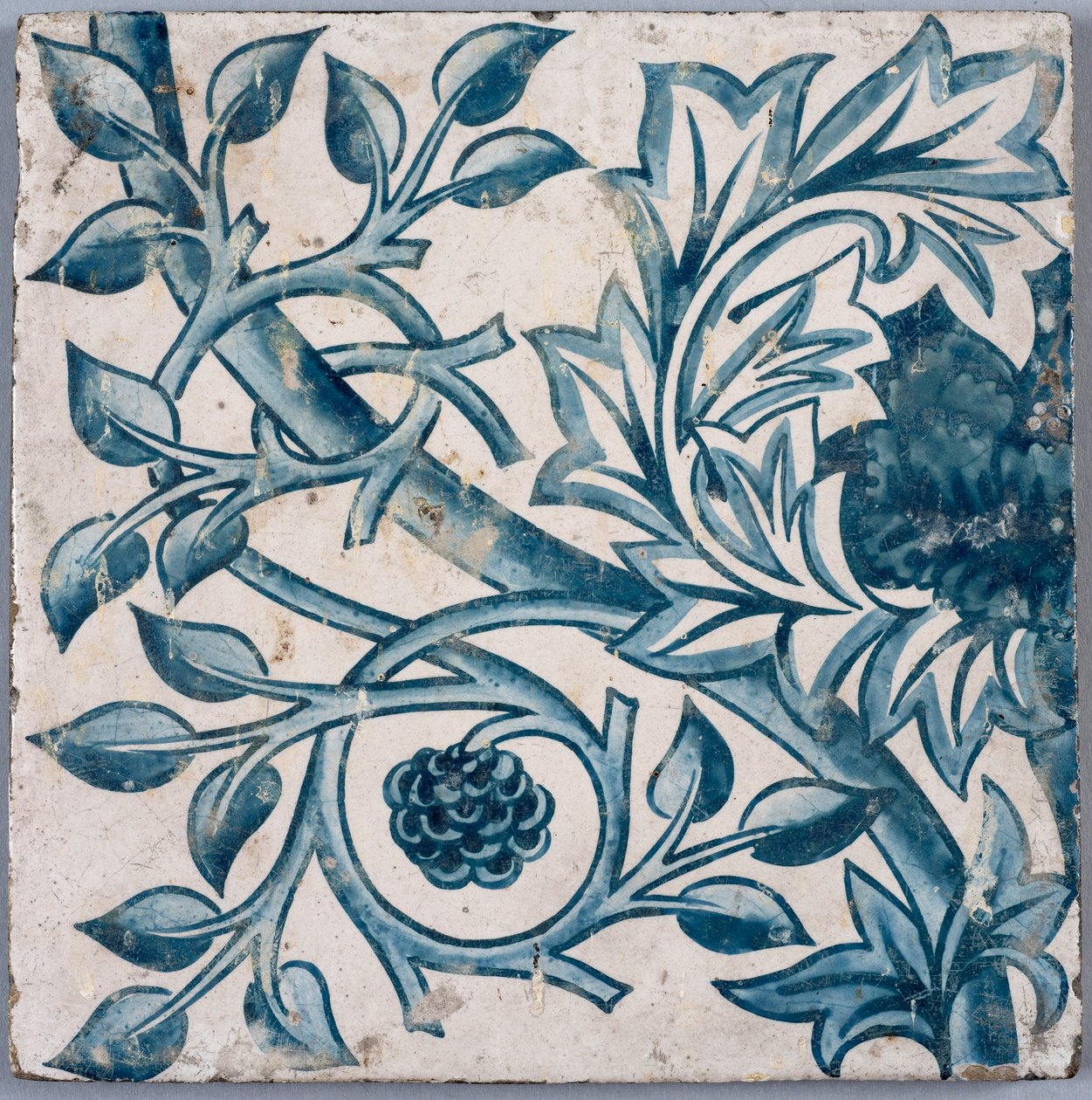 Motivo floral azul. Azulejo, 1870-1880. de William Morris