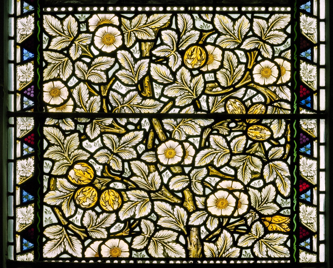 Kirkcaldy Old Kirk, Morris & Co., William Morris, Rosas Selvagens e Avelãs, 1886 de William Morris