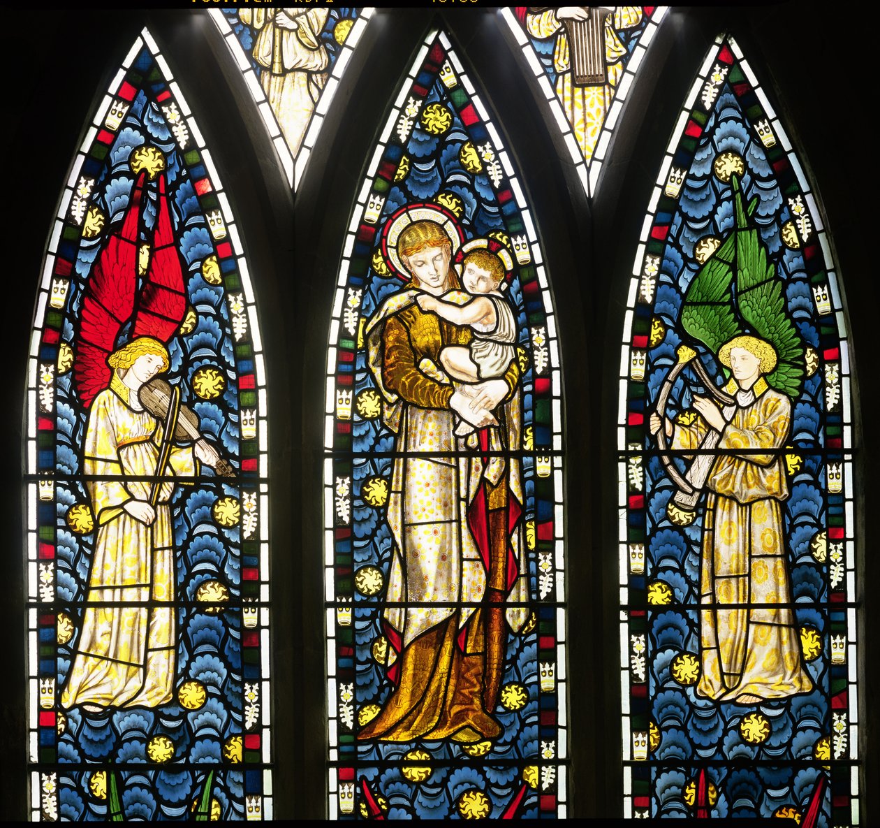 Madonna e criança com dois anjos, detalhe da metade superior da janela de anjos, 1869 detalhe de vidro manchado de 120165 de William Morris