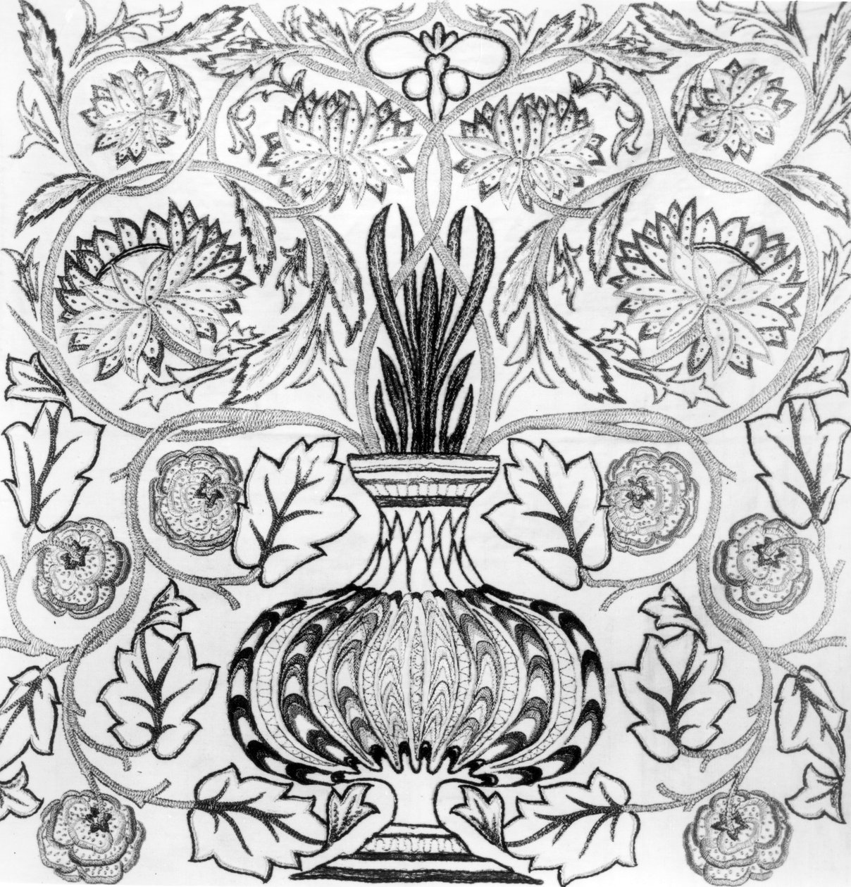 "The Flower Pot", painel bordado concebido por William Morris (1834-96) e executado por May Morris (impressão a preto e branco) de William Morris