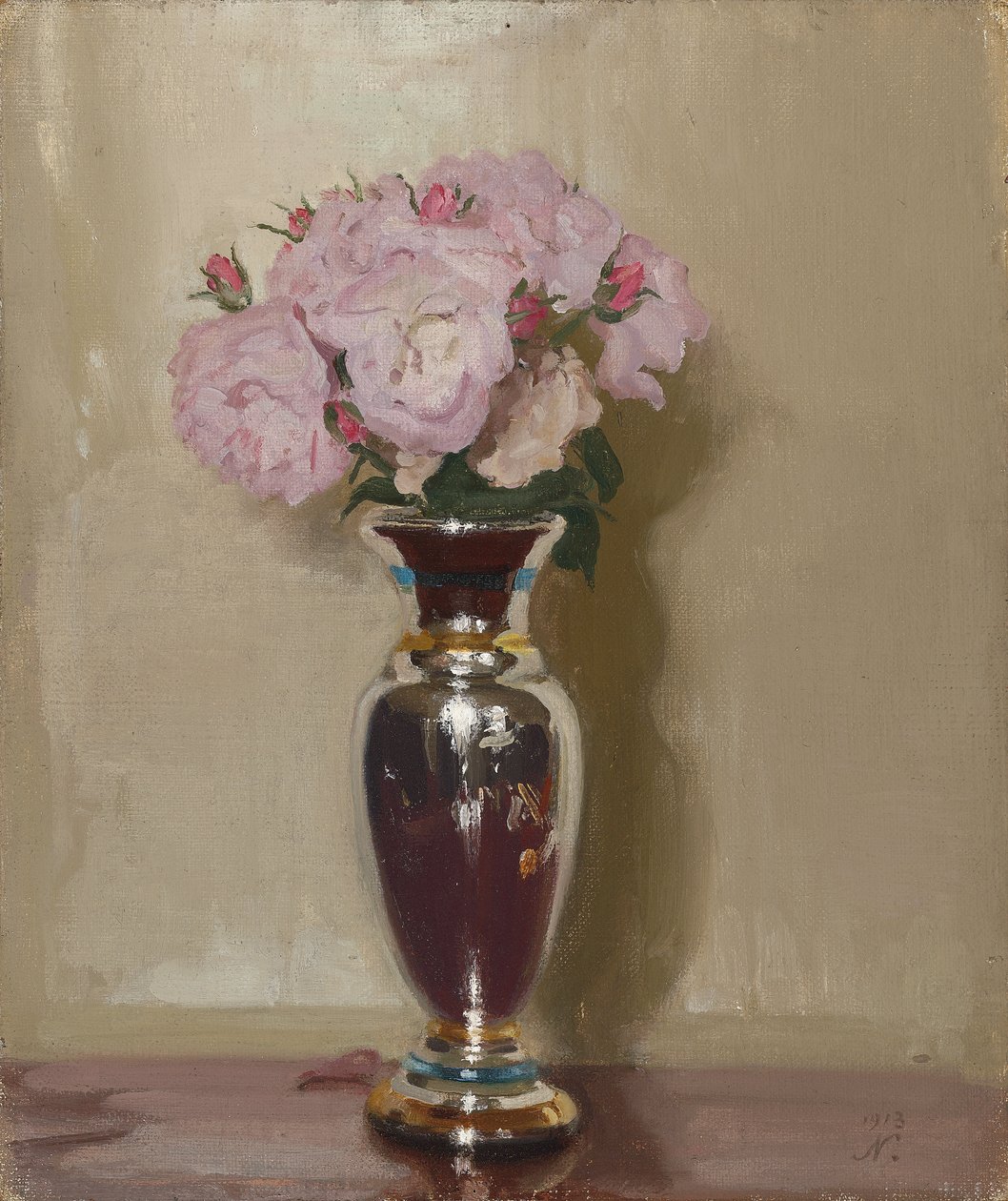 Rosas cor-de-rosa num vaso de brilho prateado de William Nicholson