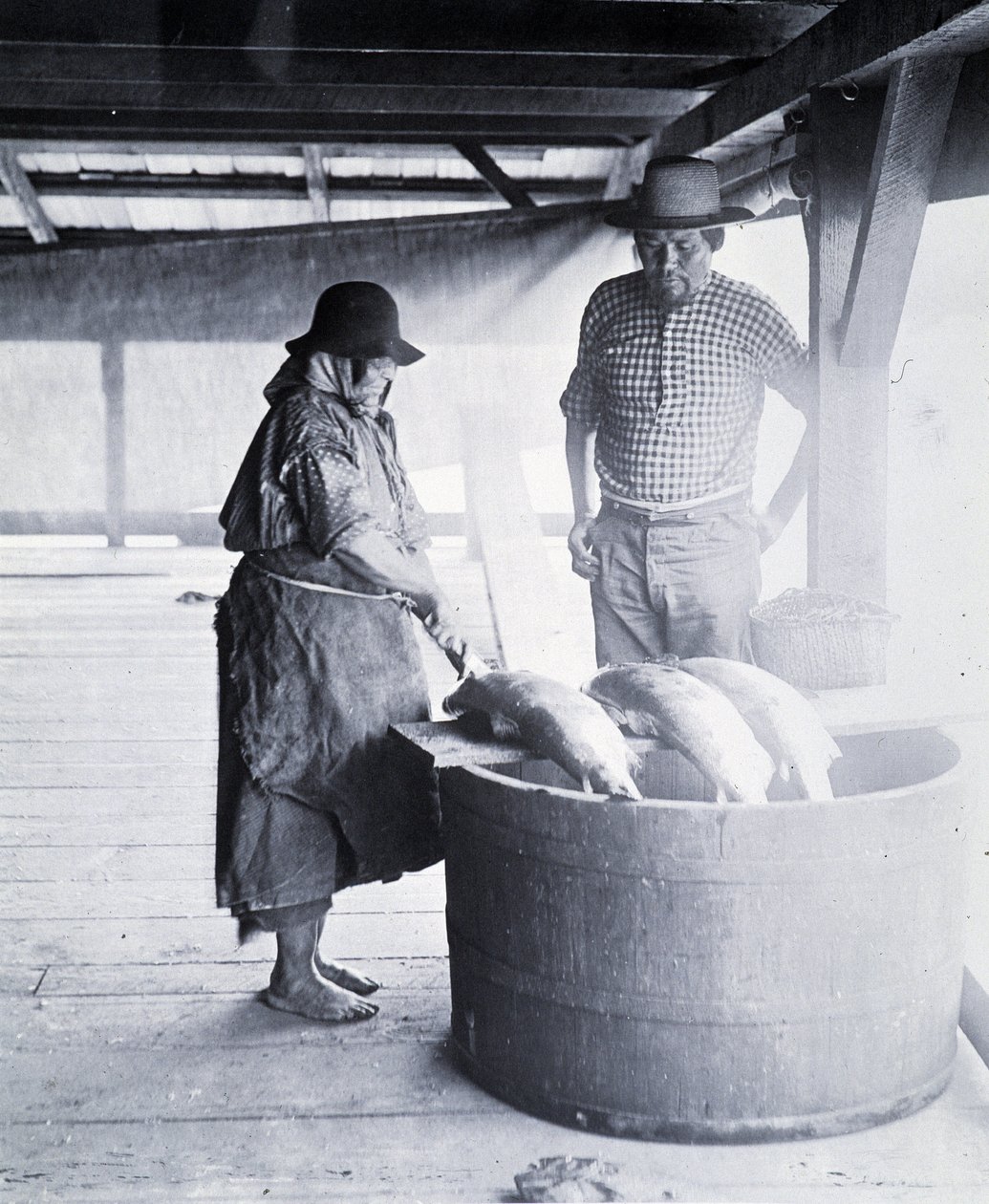 Indian Salmon Cleaner, perto de New Westminster, British Columbia (Província do Canadá) de William Notman