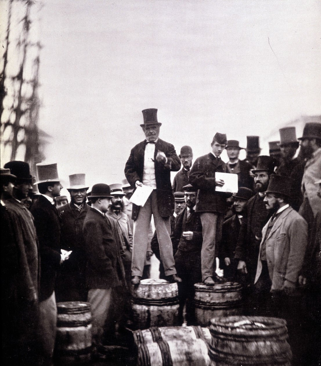 Cena do discurso político na rua: o homem está de pé num barril e fala a uma multidão exclusivamente masculina. Fotografia de William Notman (1826-1891), Musee McCord Museum, Montreal. Fim do século XIX de William Notman