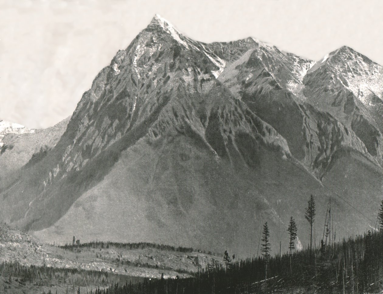 As Montanhas Rochosas: Chancellor Peak, Leanchoil, Canadá, 1895. de William Notman and Son