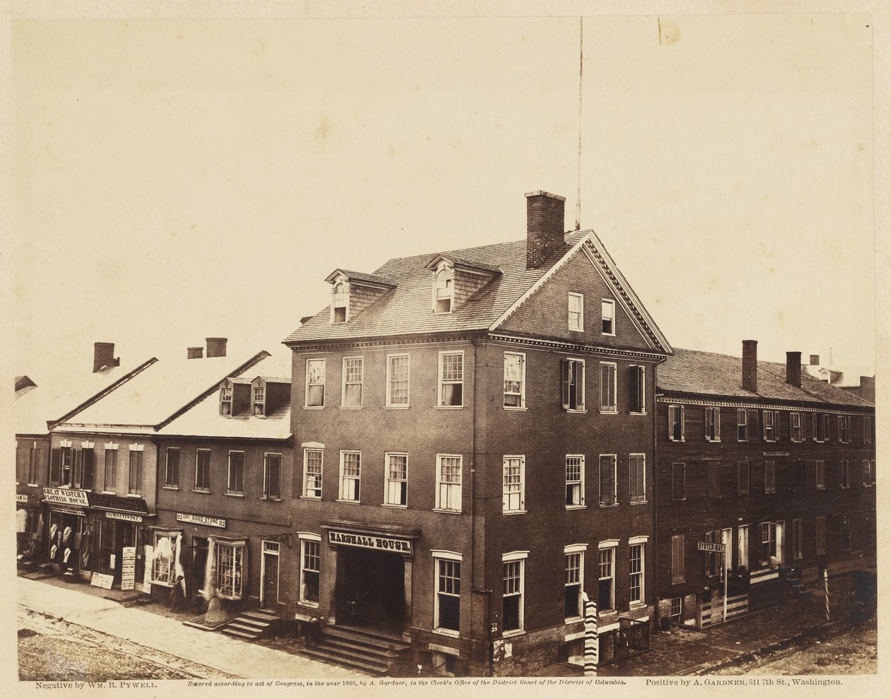 Marshall House, Alexandria, Virgínia, agosto de 1862 (impressão de albumina montada em papel trançado) de William Redish Pywell