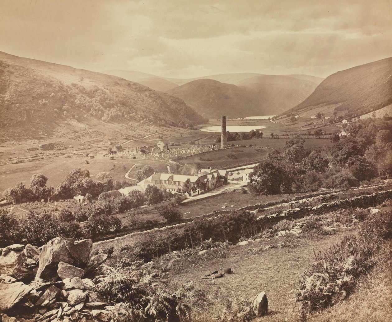 O Vale de Glendalough, Condado de Wicklow, Irlanda de William Russell Sedgfield