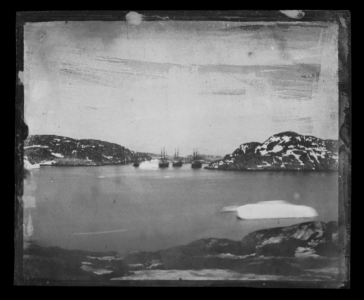 Vista de uma baía em direção aos navios de busca Franklin sob o comando do capitão Belcher de William Thomas Domville
