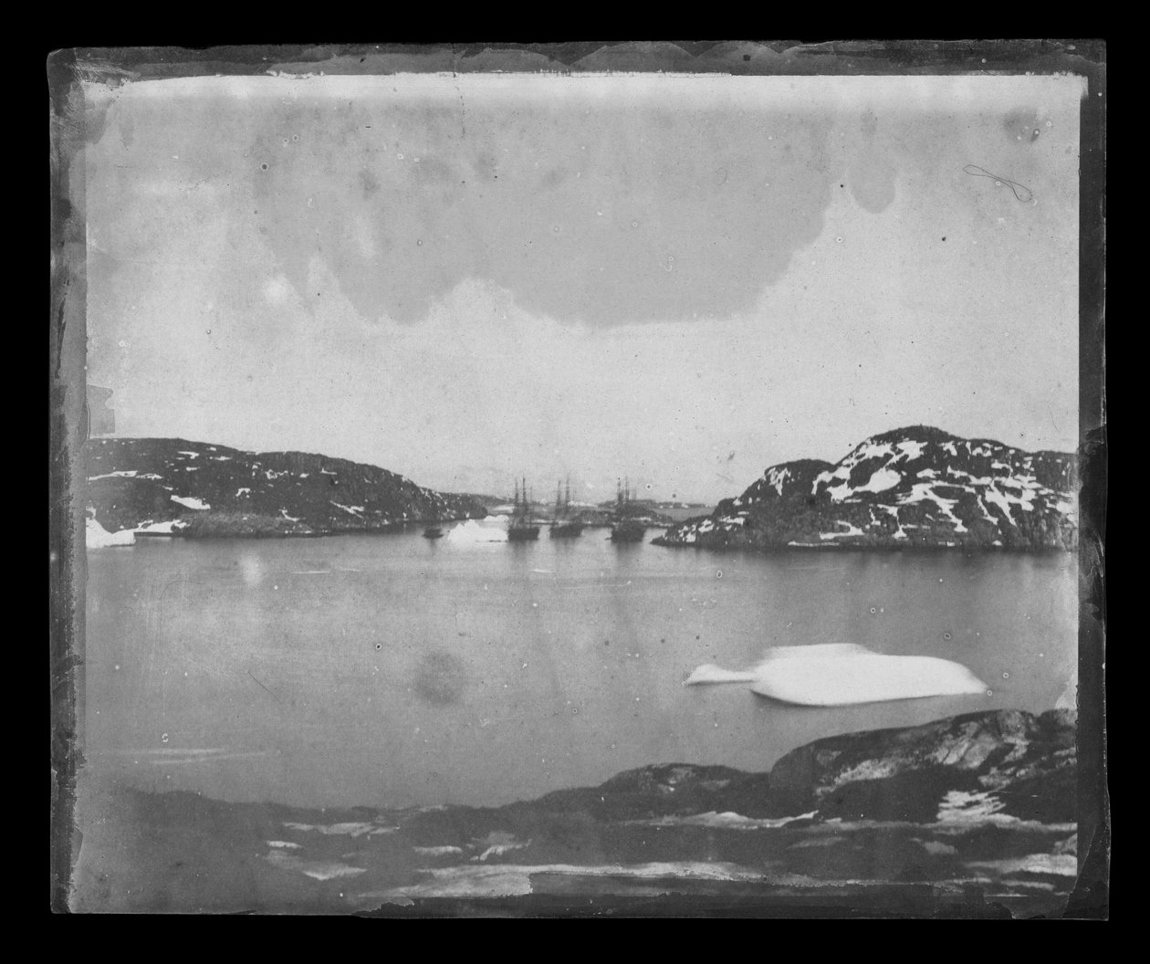Vista de uma baía em direção aos navios de busca Franklin sob o comando do capitão Belcher de William Thomas Domville