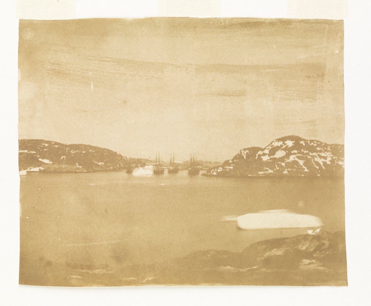 Vista de uma baía em direção aos navios de busca Franklin sob o comando do capitão Belcher de William Thomas Domville