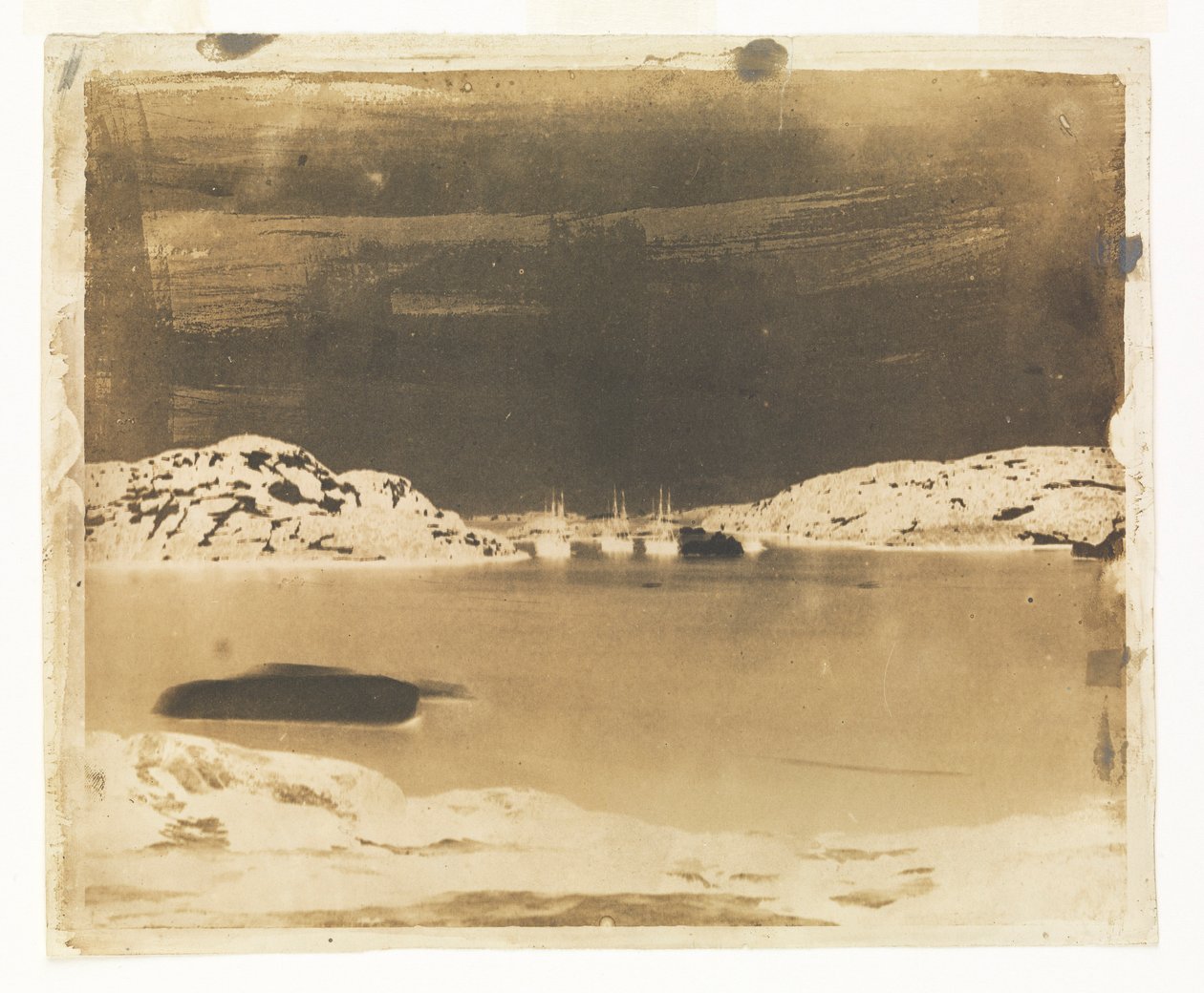 Vista de uma baía em direção aos navios de busca Franklin sob o comando do capitão Belcher de William Thomas Domville