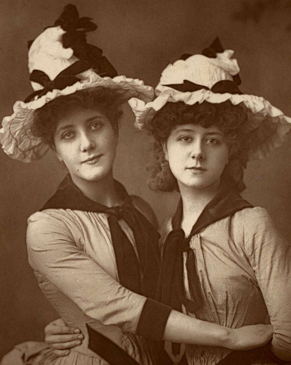 Two Roses, Maude Millett e Annie Hughes, atrizes britânicas, 1888 de William and Daniel Downey