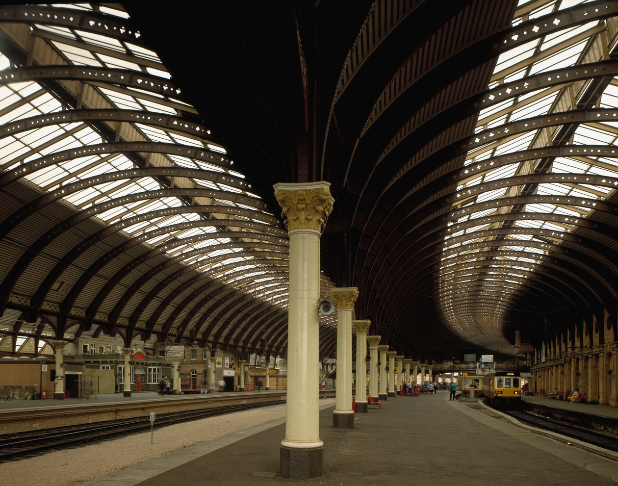 Vista da Estação Central de York projetada pelos arquitetos William Peachy e Thomas Prosser (século 19). 1870-1877 Inglaterra de William and Prosser Thomas Peachy
