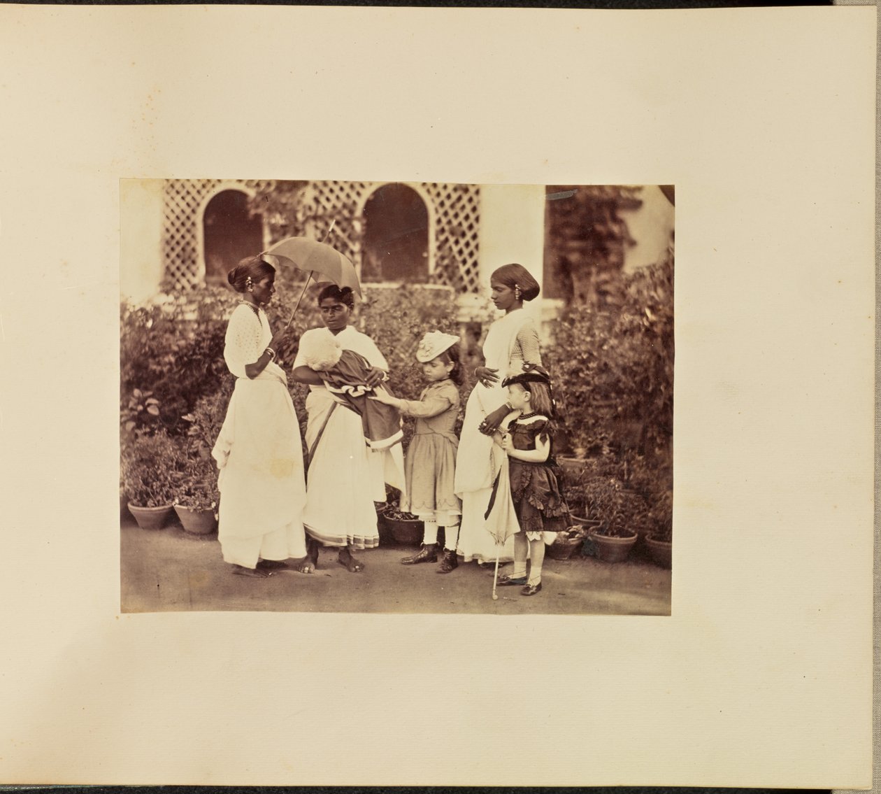 [Crianças caucasianas com Ayahs]. de Willoughby Wallace Hooper
