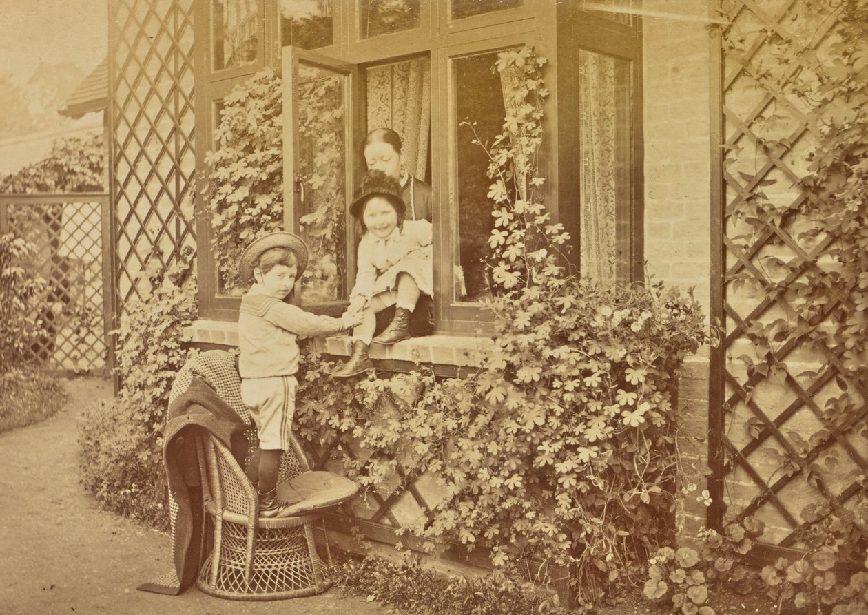 [Crianças a brincar à janela]. de Willoughby Wallace Hooper