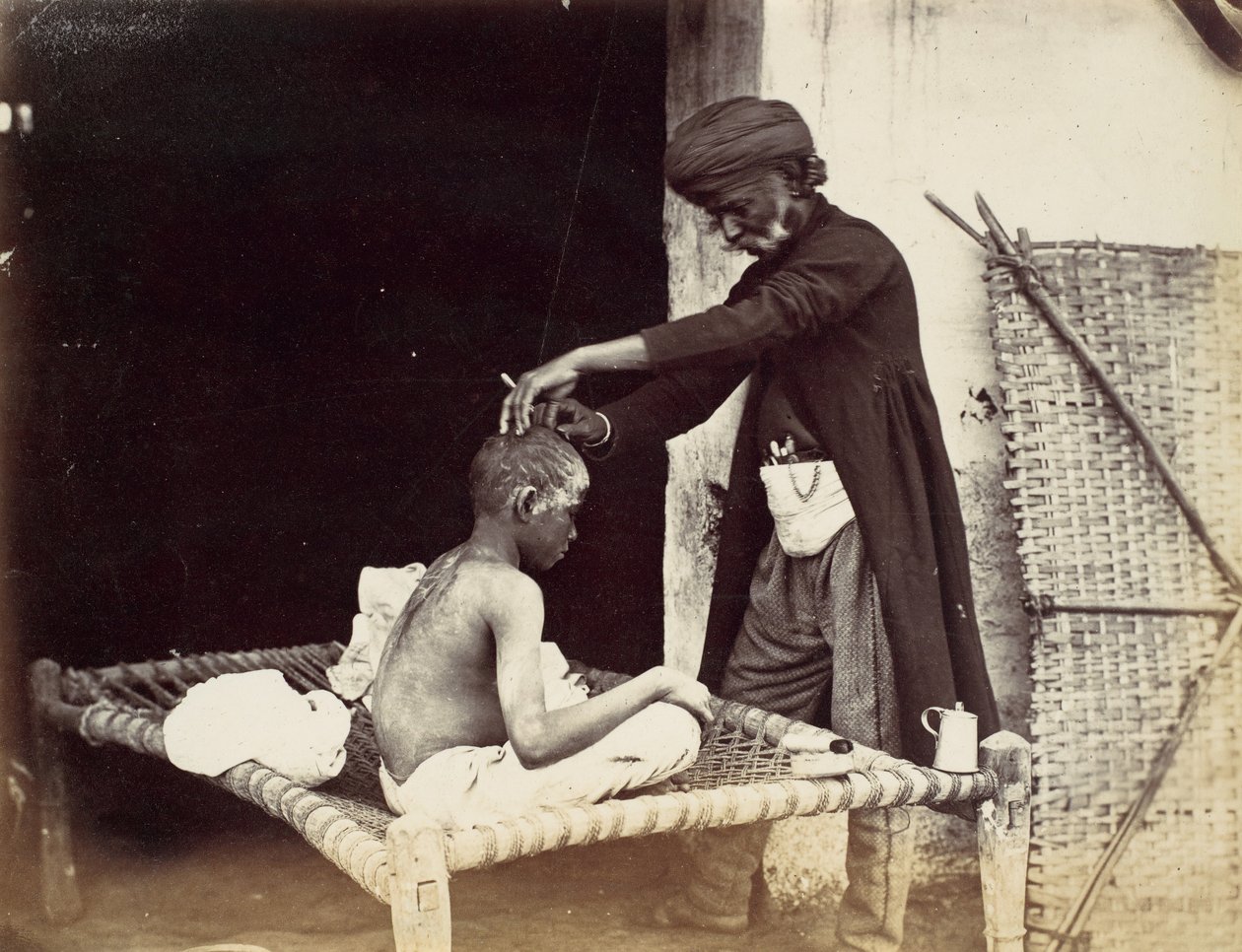 Indian Barber, 1860s. de Willoughby Wallace Hooper
