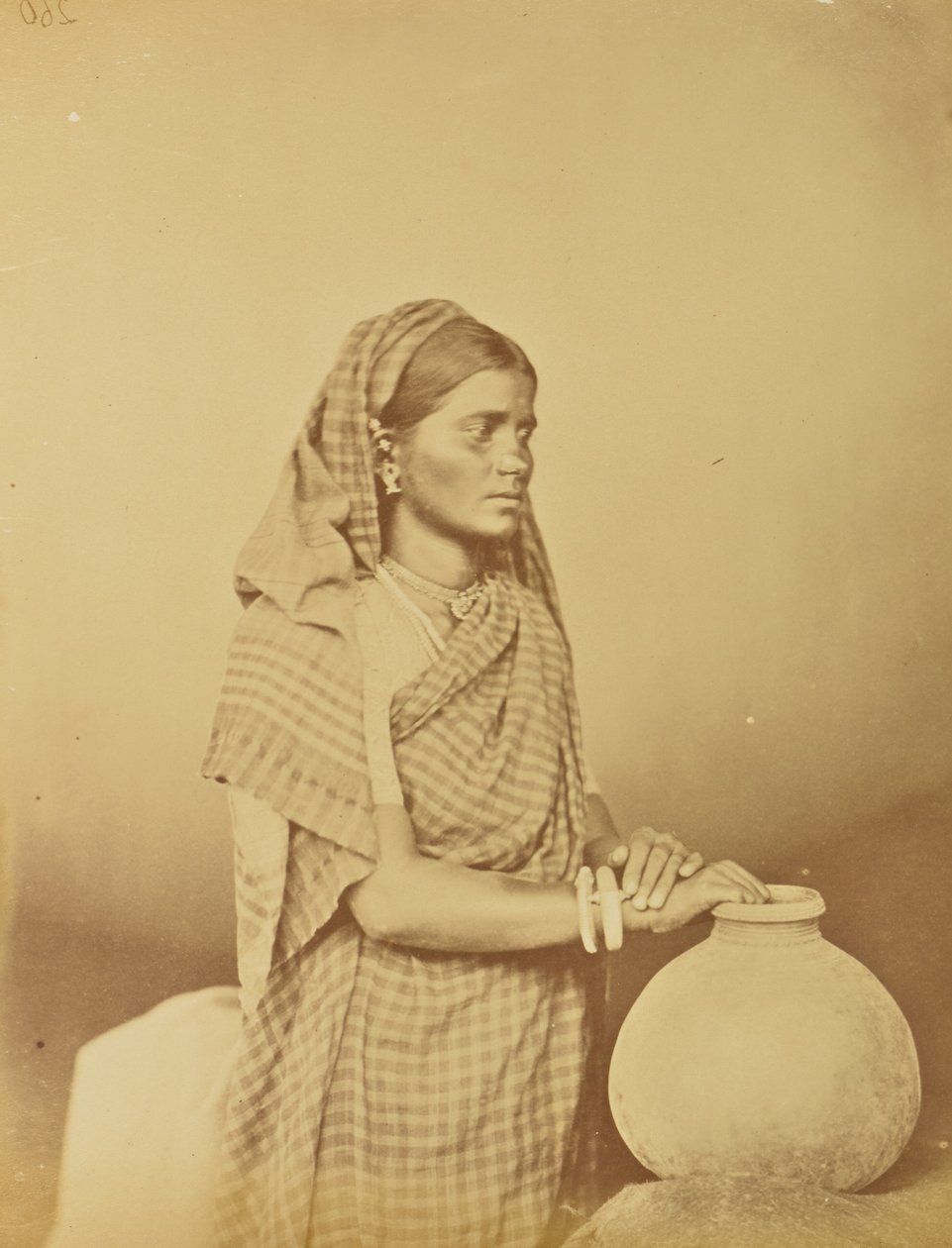 [Retrato de uma mulher]. de Willoughby Wallace Hooper
